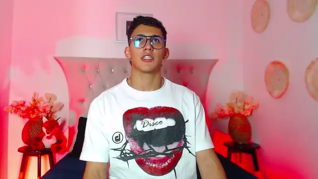 Snapshot of SalvadorFit chatting on 11/07/25, 08:31 SalvadorFit online show from 11/07/25, 08:31