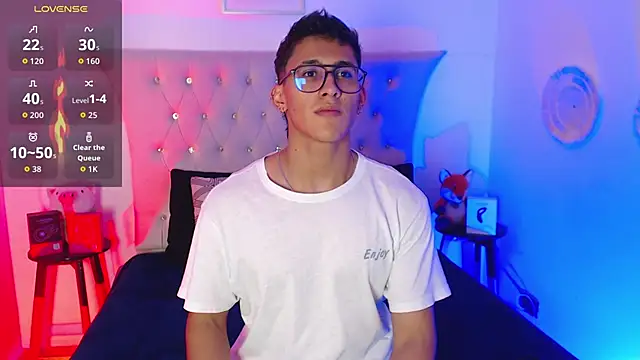 Snapshot of SalvadorFit chatting on 11/16/25, 08:25 SalvadorFit online show from 11/16/25, 08:25