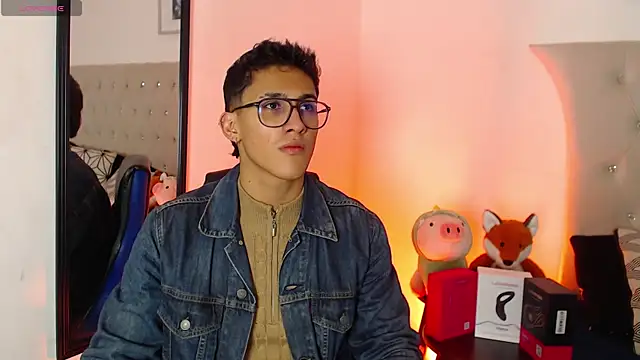 Snapshot of SalvadorFit chatting on 11/17/25, 08:36 SalvadorFit online show from 11/17/25, 08:36