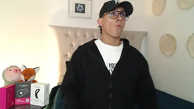 Snapshot of SalvadorFit chatting on 11/18/25, 08:35 SalvadorFit online show from 11/18/25, 08:35