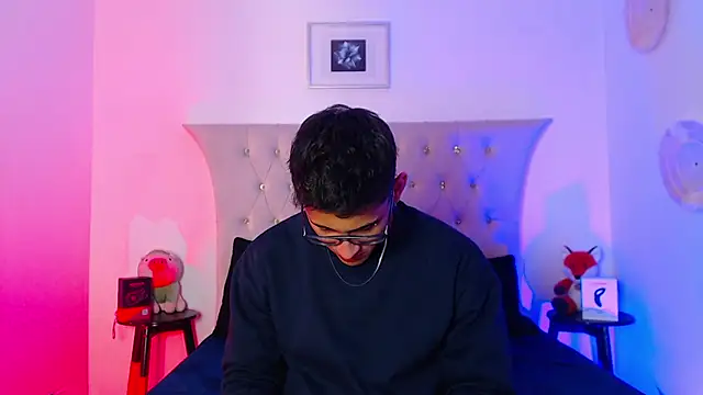 Snapshot of SalvadorFit chatting on 11/19/25, 08:31 SalvadorFit online show from 11/19/25, 08:31