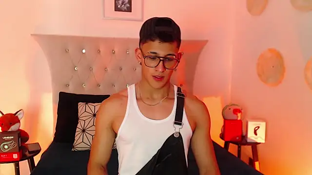 Snapshot of SalvadorFit chatting on 11/23/25, 08:41 SalvadorFit online show from 11/23/25, 08:41