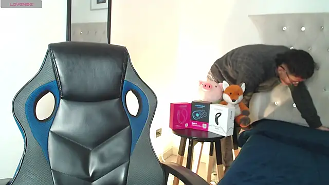 Snapshot of SalvadorFit chatting on 11/24/25, 08:41 SalvadorFit online show from 11/24/25, 08:41