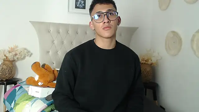 Snapshot of SalvadorFit chatting on 11/26/25, 08:43 SalvadorFit online show from 11/26/25, 08:43