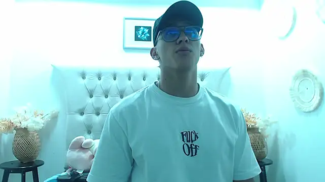 Snapshot of SalvadorFit chatting on 12/04/25, 08:28 SalvadorFit online show from 12/04/25, 08:28