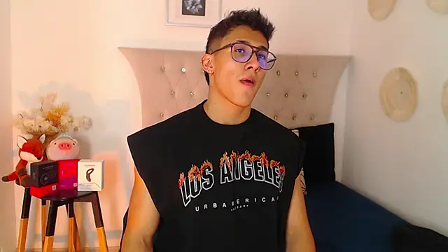 Snapshot of SalvadorFit chatting on 12/05/25, 08:27 SalvadorFit online show from 12/05/25, 08:27