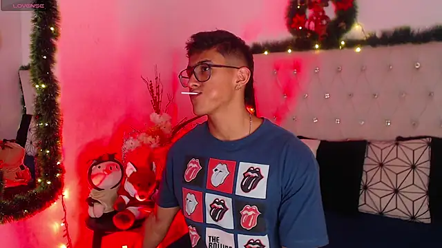 Snapshot of SalvadorFit chatting on 12/17/25, 08:37 SalvadorFit online show from 12/17/25, 08:37