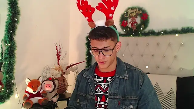 Snapshot of SalvadorFit chatting on 12/18/25, 10:16 SalvadorFit online show from 12/18/25, 10:16