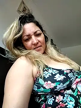 Snapshot of Lunita86 chatting on 10/25/25, 02:24 Lunita86 online show from 10/25/25, 02:24