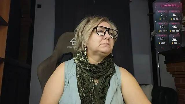 Snapshot of Marta_Wils chatting on 10/21/25, 02:23 Marta Wils online show from 10/21/25, 02:23