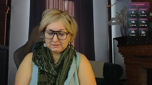 Snapshot of Marta_Wils chatting on 10/23/25, 02:44 Marta Wils online show from 10/23/25, 02:44