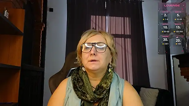 Snapshot of Marta_Wils chatting on 10/25/25, 04:20 Marta Wils online show from 10/25/25, 04:20