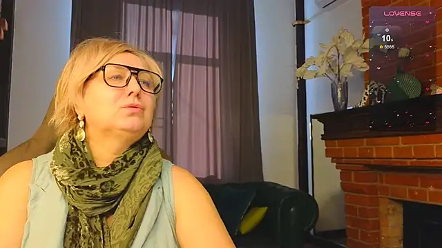 Snapshot of Marta_Wils chatting on 10/27/25, 03:43 Marta Wils online show from 10/27/25, 03:43