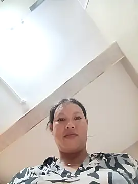 Snapshot of callistra chatting on 10/19/25, 01:56 callistra online show from 10/19/25, 01:56