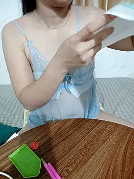 Snapshot of Yang-99 chatting on 11/17/25, 02:23 Yang-99 online show from 11/17/25, 02:23