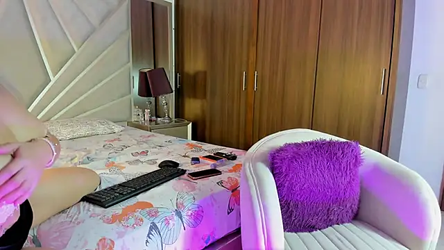 Snapshot of LiaRusselll_ chatting on 09/27/25, 11:54 LiaRusselll online show from 09/27/25, 11:54