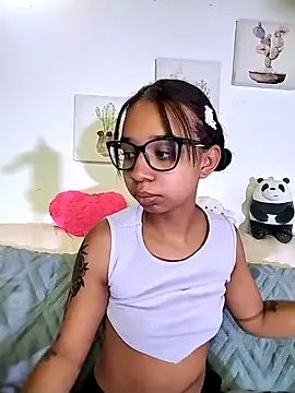 Snapshot of Suzanelee1 chatting on 09/19/25, 01:12 Suzanelee1 online show from 09/19/25, 01:12