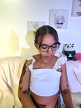 Snapshot of Suzanelee1 chatting on 10/01/25, 01:44 Suzanelee1 online show from 10/01/25, 01:44