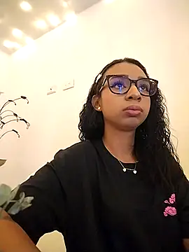 Snapshot of Suzanelee1 chatting on 10/04/25, 11:25 Suzanelee1 online show from 10/04/25, 11:25