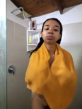 Snapshot of Suzanelee1 chatting on 10/21/25, 01:34 Suzanelee1 online show from 10/21/25, 01:34