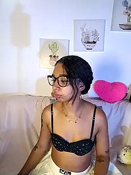 Snapshot of Suzanelee1 chatting on 10/26/25, 01:55 Suzanelee1 online show from 10/26/25, 01:55