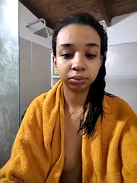 Snapshot of Suzanelee1 chatting on 10/28/25, 02:20 Suzanelee1 online show from 10/28/25, 02:20