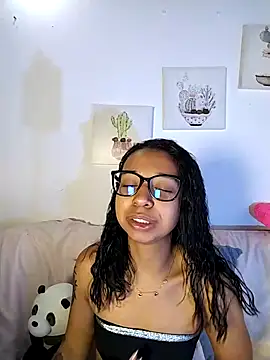 Snapshot of Suzanelee1 chatting on 10/29/25, 02:25 Suzanelee1 online show from 10/29/25, 02:25