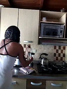 Snapshot of Suzanelee1 chatting on 10/29/25, 02:30 Suzanelee1 online show from 10/29/25, 02:30