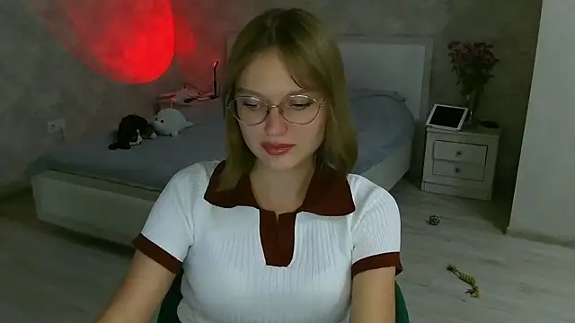 Snapshot of Miss_Diamond_Maria chatting on 10/08/25, 06:27 Miss Diamond Maria online show from 10/08/25, 06:27