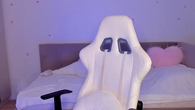 Snapshot of CrystalSoul_ chatting on 11/22/25, 03:00 CrystalSoul online show from 11/22/25, 03:00