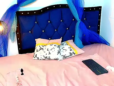 Snapshot of Selenegomezz chatting on 12/18/25, 08:04 Selenegomezz online show from 12/18/25, 08:04