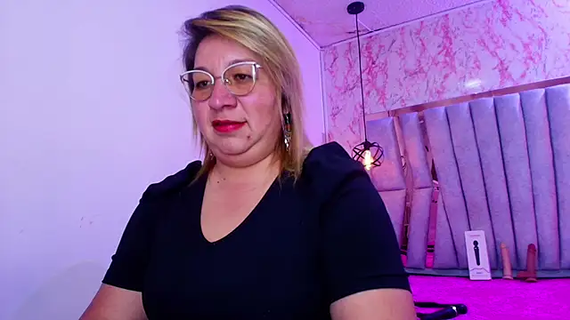 Snapshot of MaylinRosse_ chatting on 11/05/25, 07:36 MaylinRosse online show from 11/05/25, 07:36