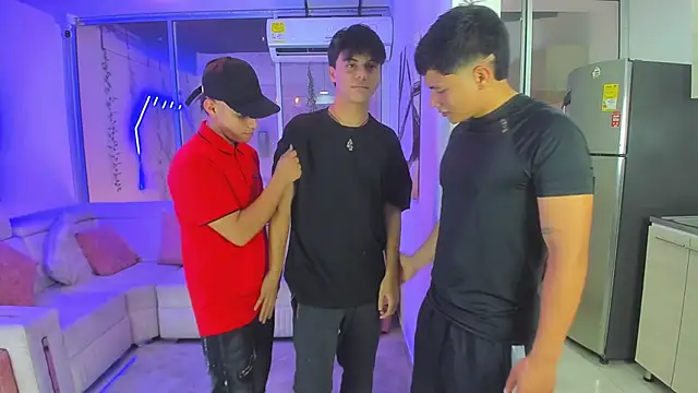 Snapshot of Houseofwarrios chatting on 12/14/25, 05:35 Houseofwarrios online show from 12/14/25, 05:35