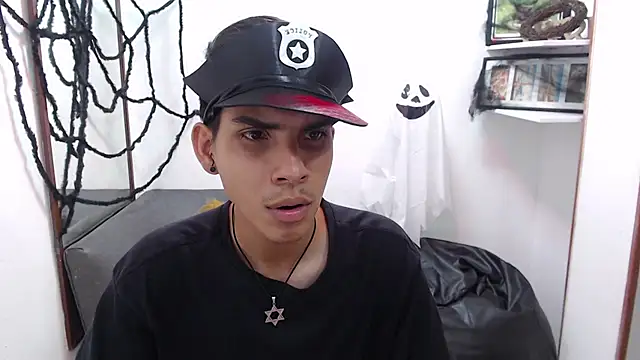 Snapshot of David_925_ chatting on 10/31/25, 04:13 David 925  online show from 10/31/25, 04:13