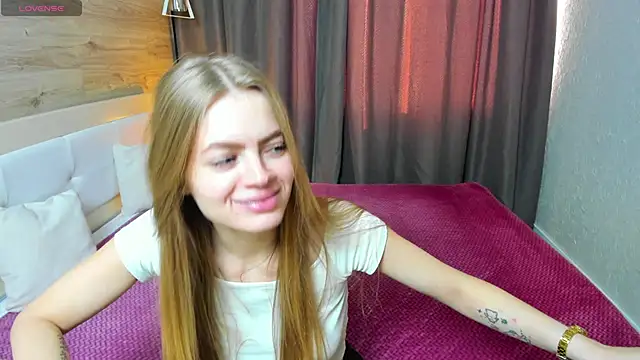 Snapshot of Alisa_Glamour chatting on 10/16/25, 12:17 Alisa Glamour online show from 10/16/25, 12:17