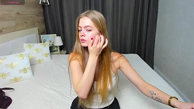 Snapshot of Alisa_Glamour chatting on 11/04/25, 01:32 Alisa Glamour online show from 11/04/25, 01:32