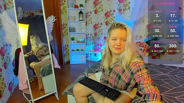 Snapshot of RoseThomas_ chatting on 11/23/25, 09:42 RoseThomas online show from 11/23/25, 09:42