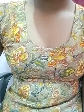 Snapshot of pari_rani7 chatting on 10/10/25, 04:11 pari rani7 online show from 10/10/25, 04:11