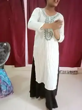 Snapshot of pari_rani7 chatting on 10/15/25, 04:01 pari rani7 online show from 10/15/25, 04:01