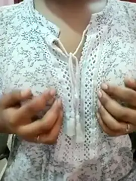 Snapshot of pari_rani7 chatting on 10/22/25, 04:02 pari rani7 online show from 10/22/25, 04:02