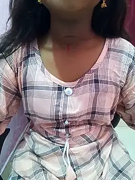 Snapshot of pari_rani7 chatting on 10/23/25, 04:01 pari rani7 online show from 10/23/25, 04:01