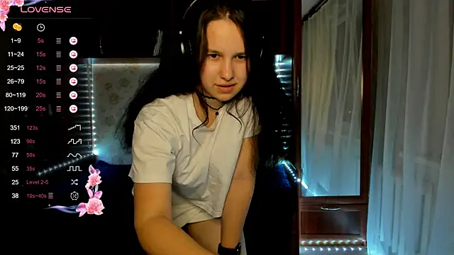 Snapshot of MandaDestiche chatting on 10/31/25, 05:47 MandaDestiche online show from 10/31/25, 05:47