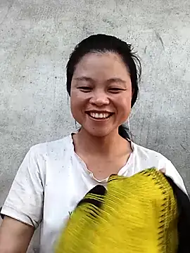 Snapshot of clara-cute chatting on 10/13/25, 10:04 clara-cute online show from 10/13/25, 10:04