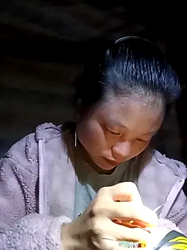 Snapshot of clara-cute chatting on 10/14/25, 02:29 clara-cute online show from 10/14/25, 02:29