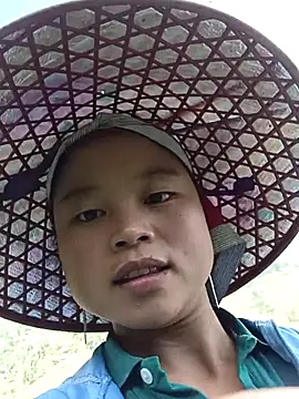 Snapshot of clara-cute chatting on 10/27/25, 12:58 clara-cute online show from 10/27/25, 12:58