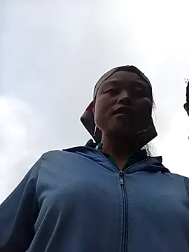 Snapshot of clara-cute chatting on 10/28/25, 12:14 clara-cute online show from 10/28/25, 12:14