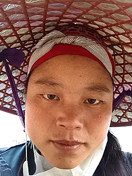 Snapshot of clara-cute chatting on 10/29/25, 01:52 clara-cute online show from 10/29/25, 01:52