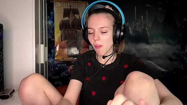 Snapshot of Elira_Breeze chatting on 11/04/25, 12:15 Elira Breeze online show from 11/04/25, 12:15