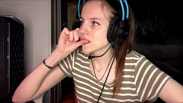 Snapshot of Elira_Breeze chatting on 11/06/25, 01:45 Elira Breeze online show from 11/06/25, 01:45