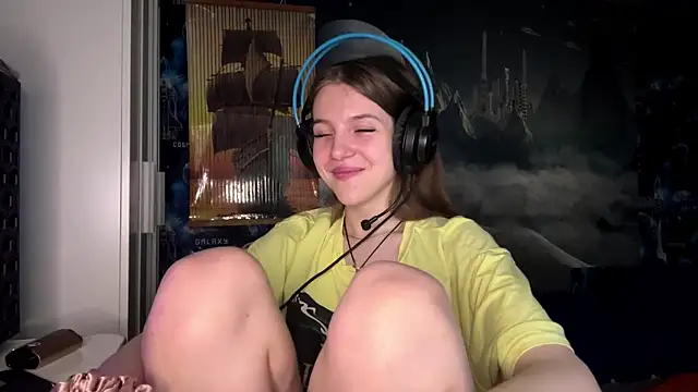 Snapshot of Elira_Breeze chatting on 11/10/25, 01:10 Elira Breeze online show from 11/10/25, 01:10